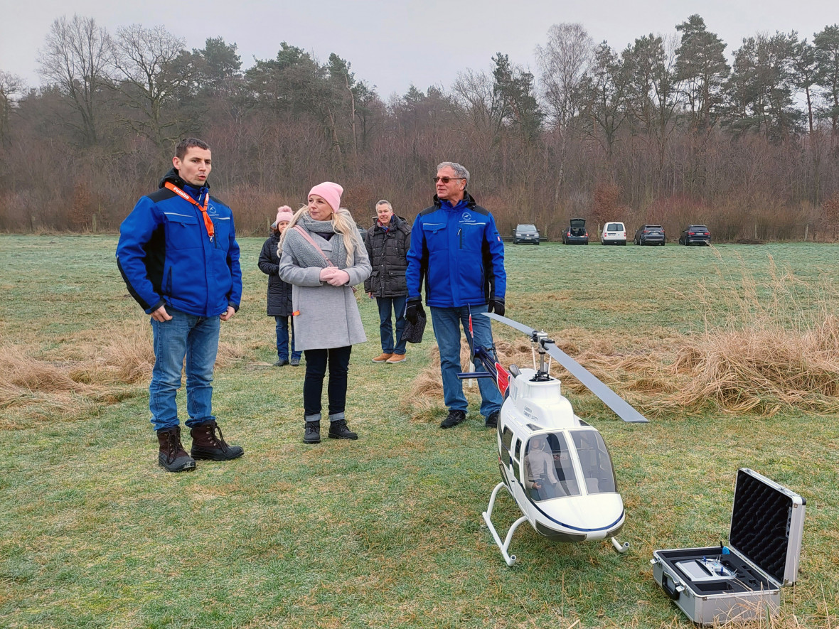 Die Landtagsabgeordnete Nicole Walter-Mundt (CDU) untersttzt die Mitglieder des MFC-Neuholland e.V. auf der Suche nach einer Lsung fr ihren Modellflugplatz, Foto. Christian Howe.