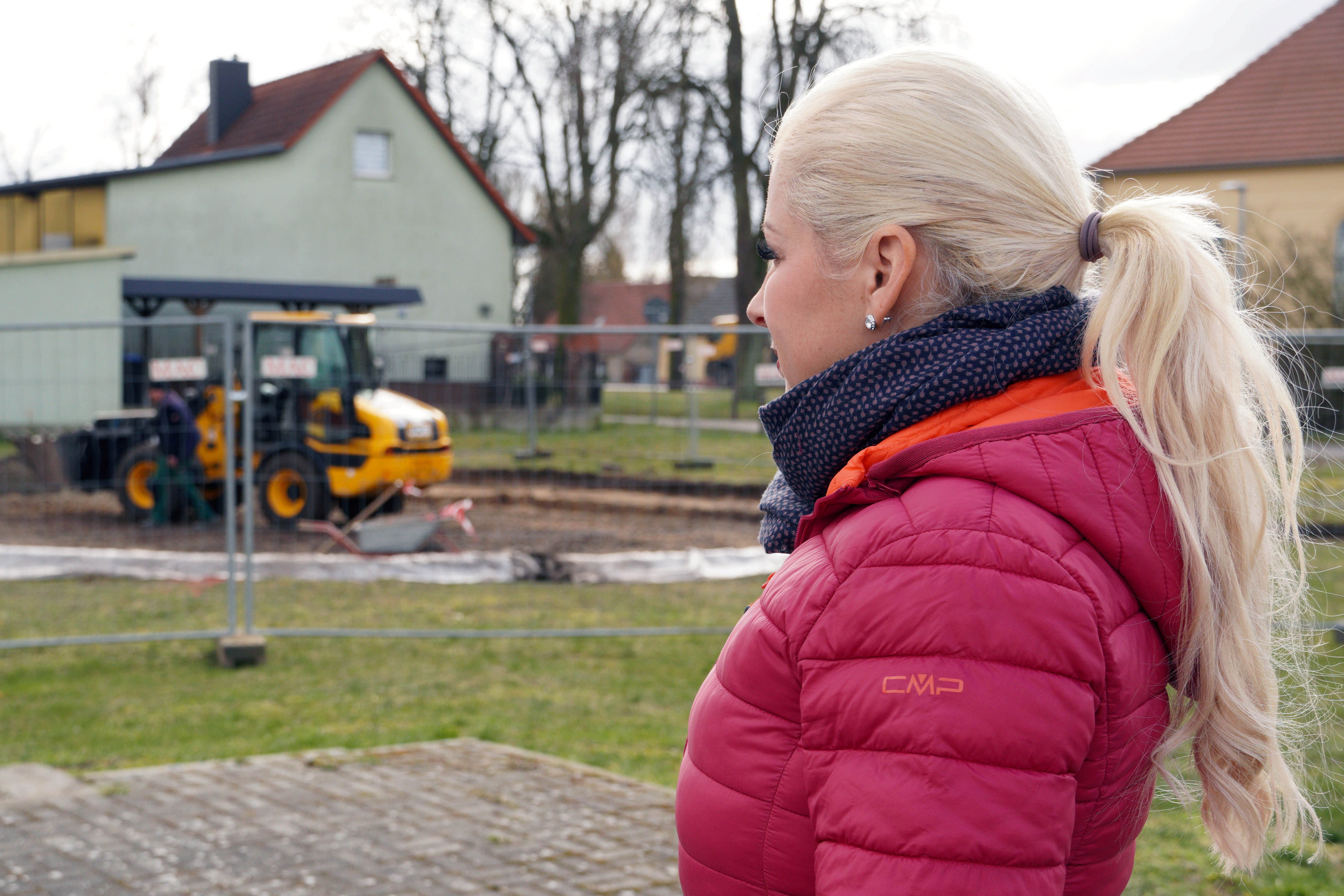 Nicole Walter-Mundt (CDU) zeigt sich von den bereits beauftragten Plänen für den neuen Spielplatz in Germendorf enttäuscht und bringt Nachbesserungen ins Spiel, Foto: Christian Howe