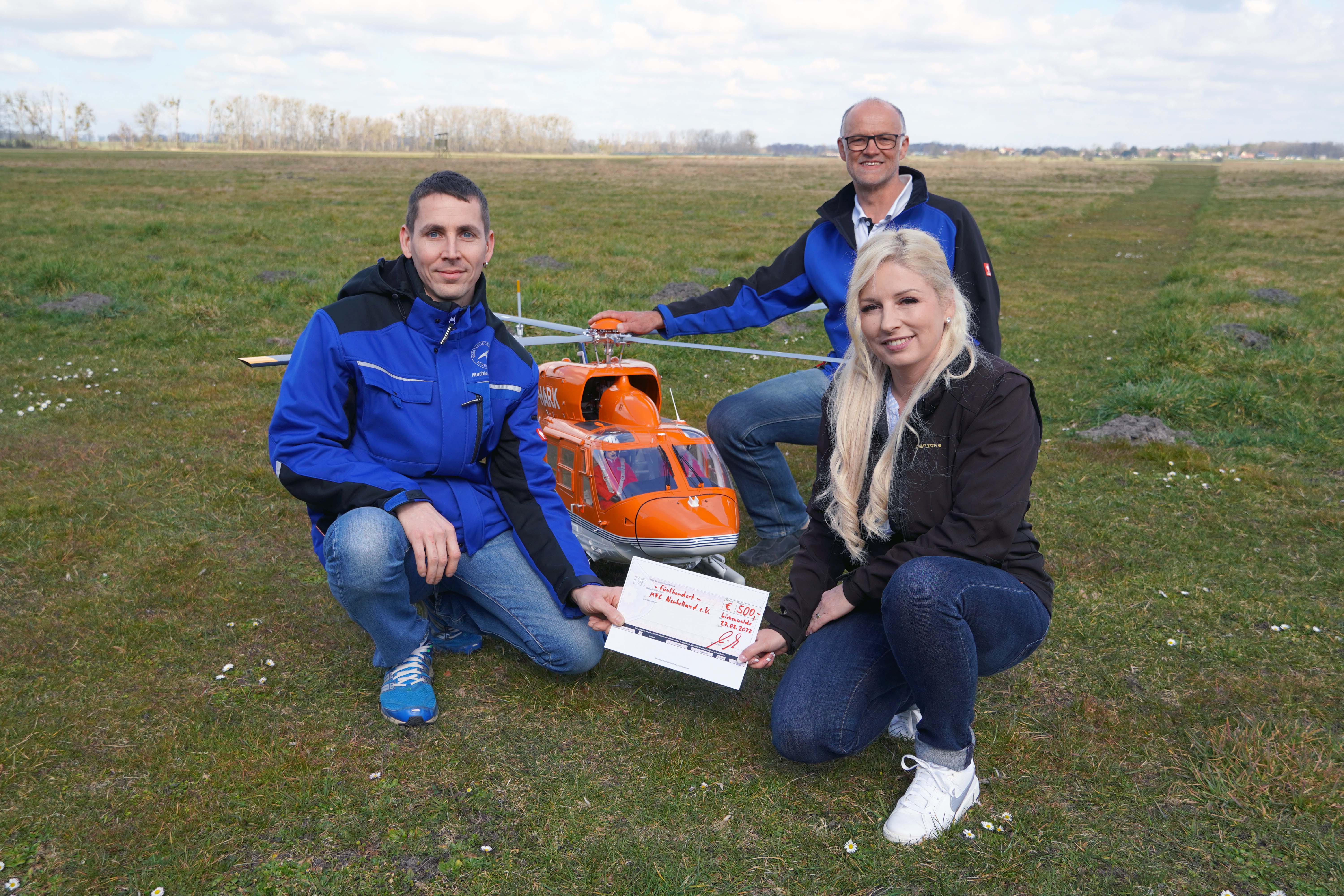 Nicole Walter-Mundt bergibt Spendenscheck ber 500 Euro an MFC-Vereinsvorstand um Mathias Fischer (l.) und Martin Steger (r.), Foto: Christian Howe