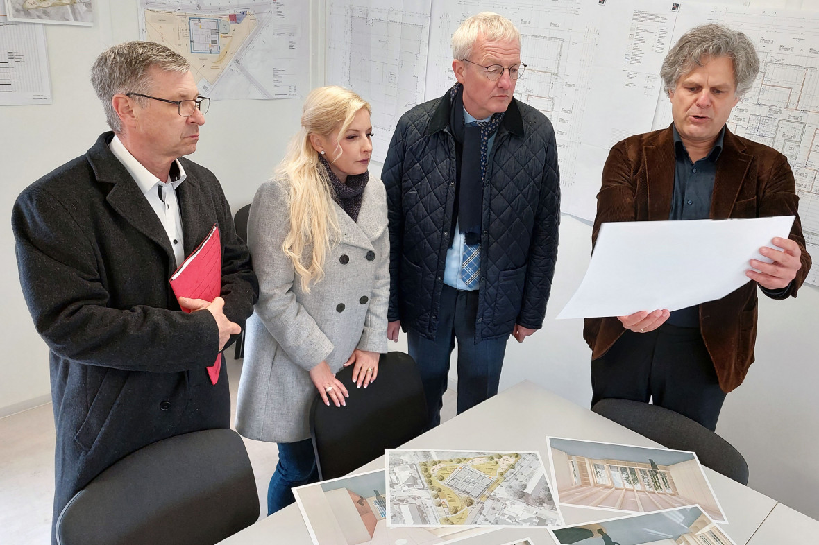 Infrastrukturminister Guido Beermann (CDU) und Nicole Walter-Mundt (CDU) im Austausch mit Baudezernent Frank Oltersdorf zum Kitaprojekt in der Weien Stadt, Foto: Christian Howe