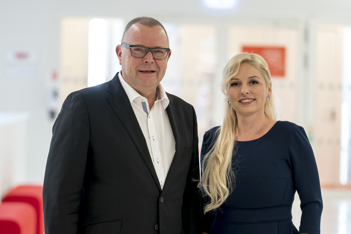 Innenminister Michael Stbgen (CDU) und die Oranienburg Landtagsabgeordnete Nicole Walter-Mundt (CDU) wrdigen den Einsatz der Feuerwehr Oranienburg, Foto: Alexander Habenicht