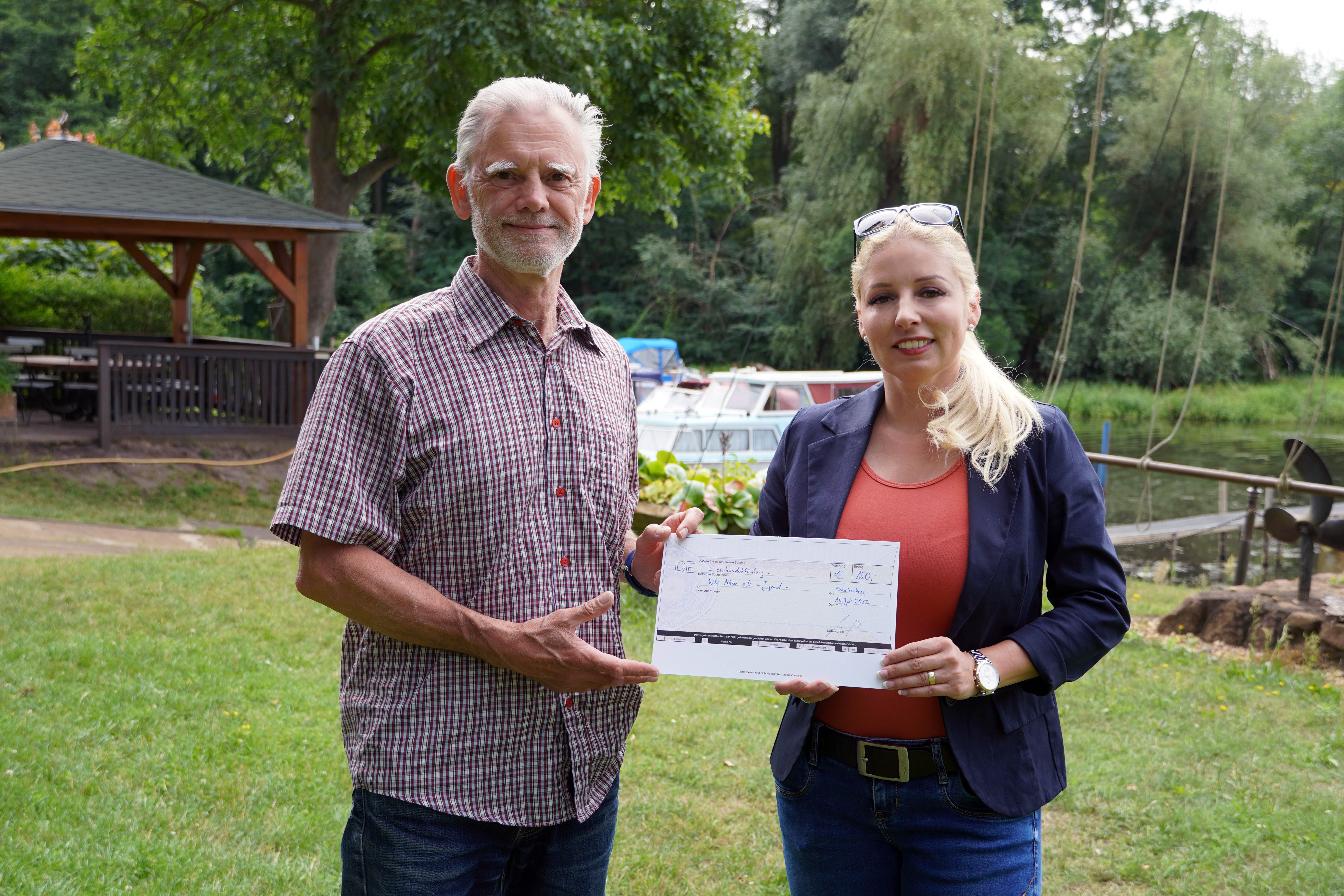 Die Vorsitzende der CDU Oranienburg Nicole Walter-Mundt berreicht Spende von 150 Euro an Eckard Nu vom Wassersportclub (WSC) Mwe e.V., Foto: Christian Howe