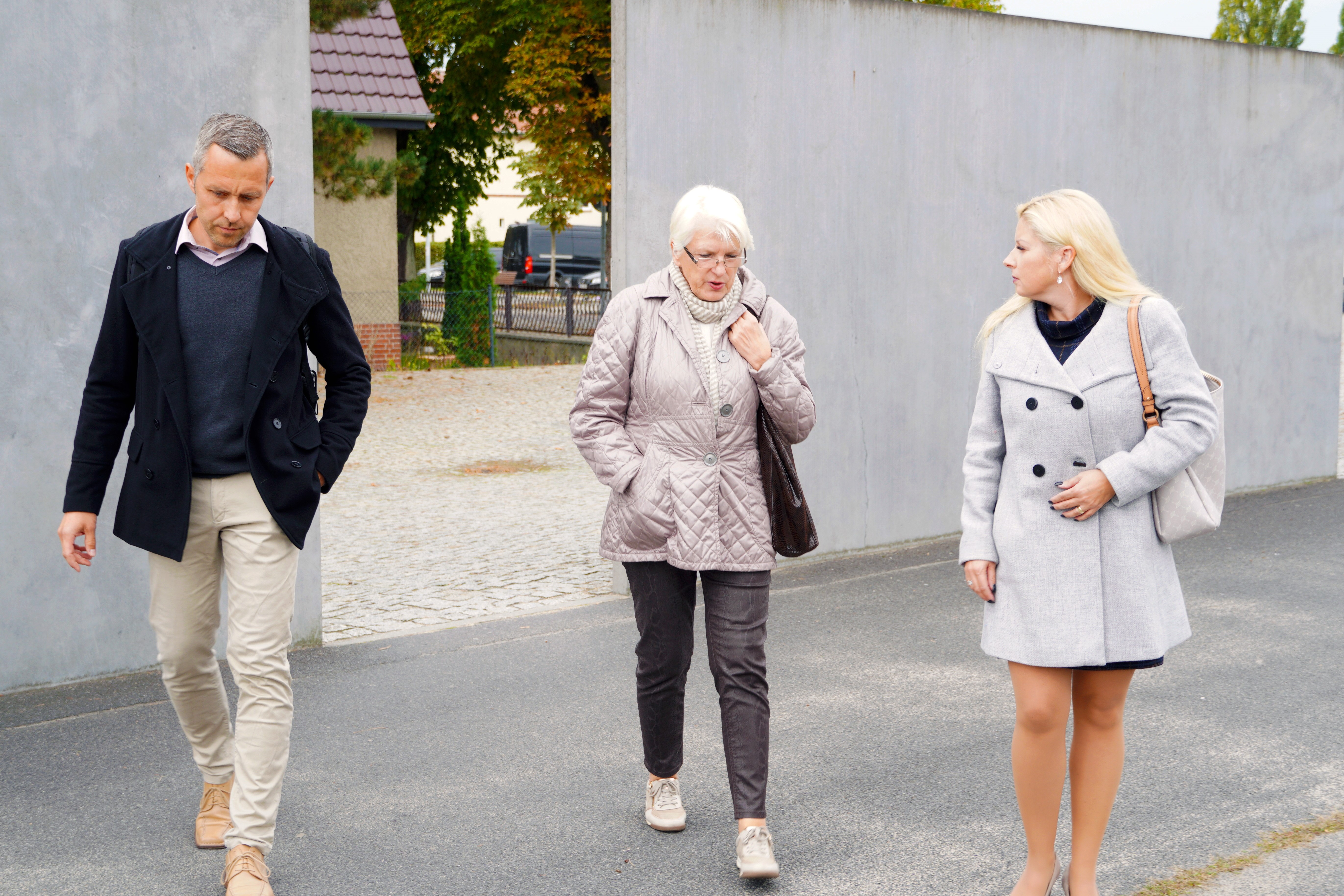 Nicole Walter-Mundt (CDU) untersttzt die Anwohnerinitiative (AWI) um Waltraut Krienke und Christian Wollank dabei, ein Lsung im Streit um den Busverkehr im Quartier zu finden, Foto: Christian Howe