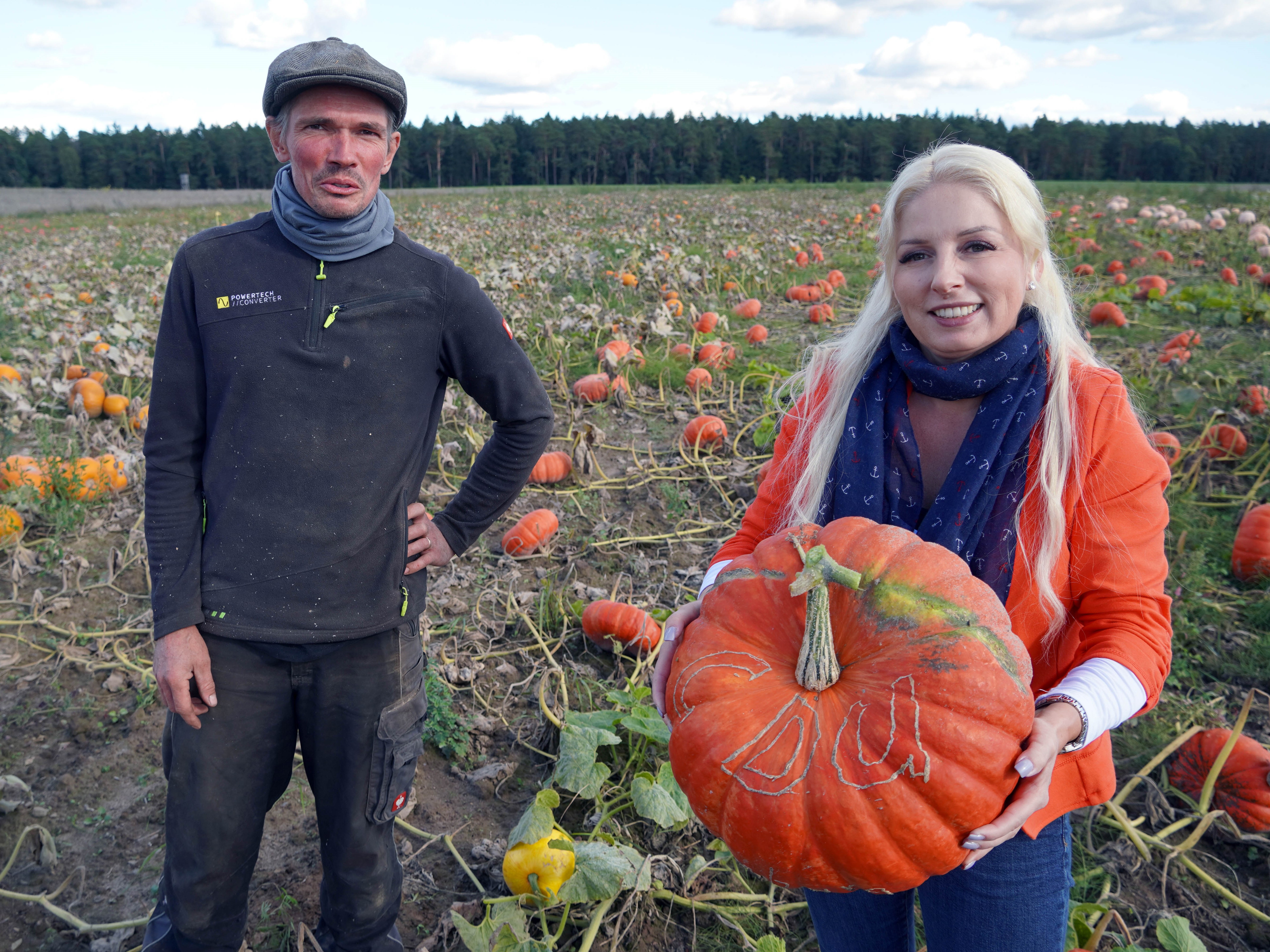 Hobbylandwirt Martin Mittelstdt und Nicole Walter-Mundt (CDU) freuen sich auf die Krbiszeit und das bevorstehende Krbisschnitzfest Ende Oktober, Foto: Christian Howe