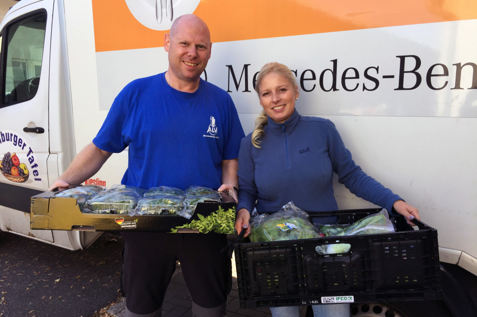 Nicole Walter-Mundt und Thomas Steinbrecher sammeln gemeinsam Lebensmittelspenden fr die Tafel, Foto: CDU Oranienburg