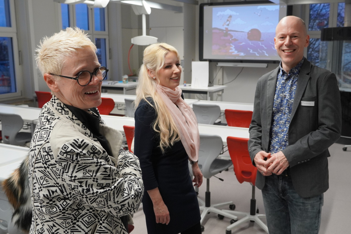 Moderner und Digitaler  Der neue Chemieraum im Alexander S. Puschkin Gymnasium Hennigsdorf begeistert die CDU-Abgeordneten Nicole Walter-Mundt (m.) und Birgit Tornow-Wendland (l.), Foto: Christian Howe