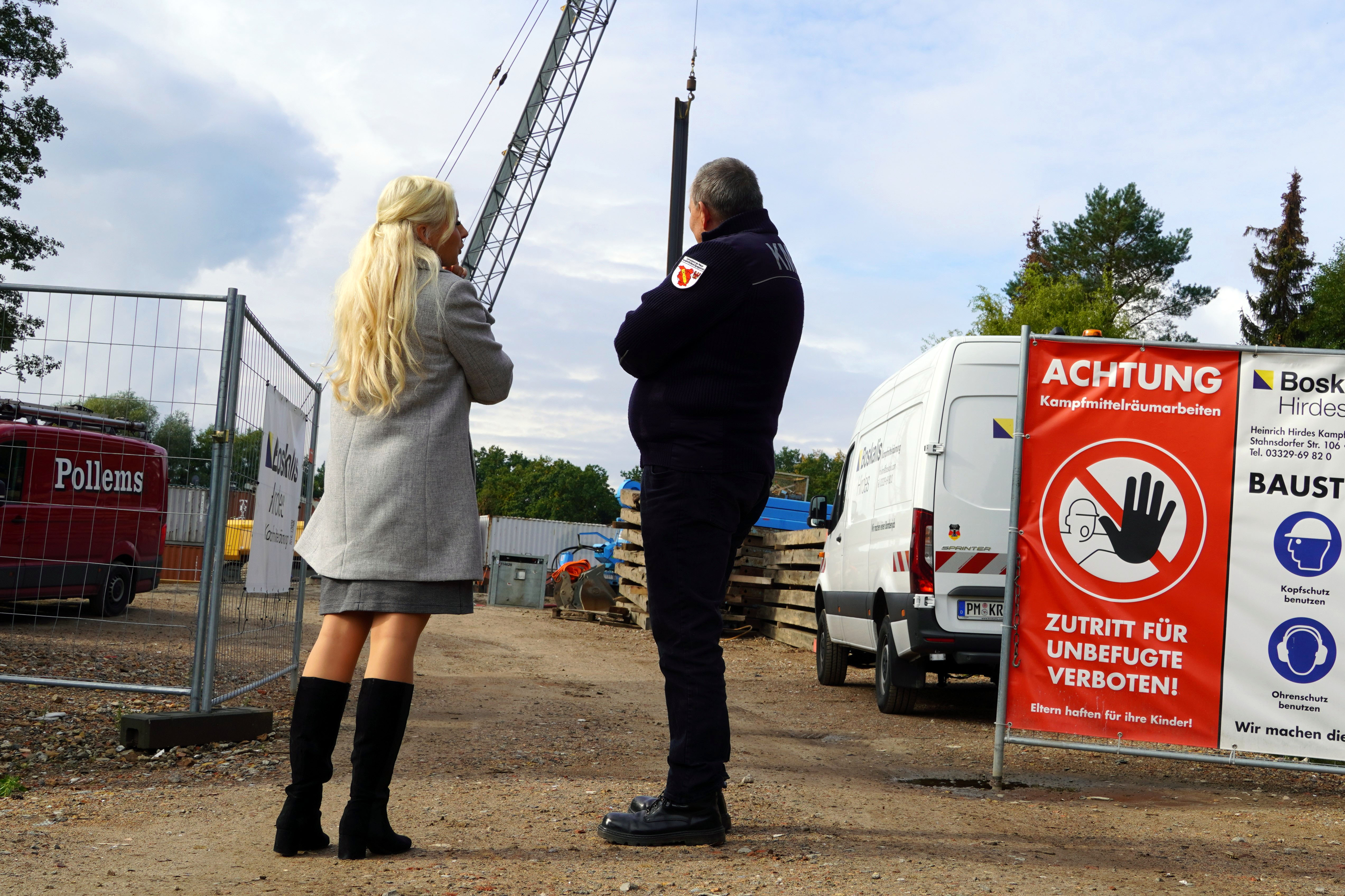 Nicole Walter-Mundt (CDU) im Gesprch mit Andr Mller vom Kampfmittelbeseitigungsdienst des Landes, Foto: Christian Howe