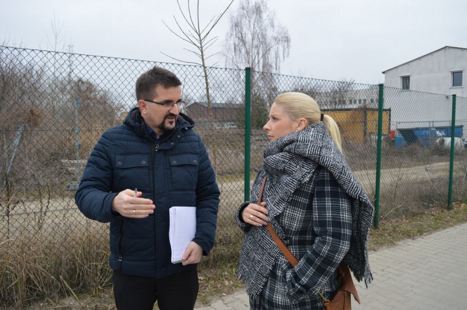 Nicole Walter-Mundt informiert sich bei Ren Walther (Takeda GmbH) ber die Altlastensituation auf dem ehemaligen Ruwerkgelnde. Foto: Christian Howe