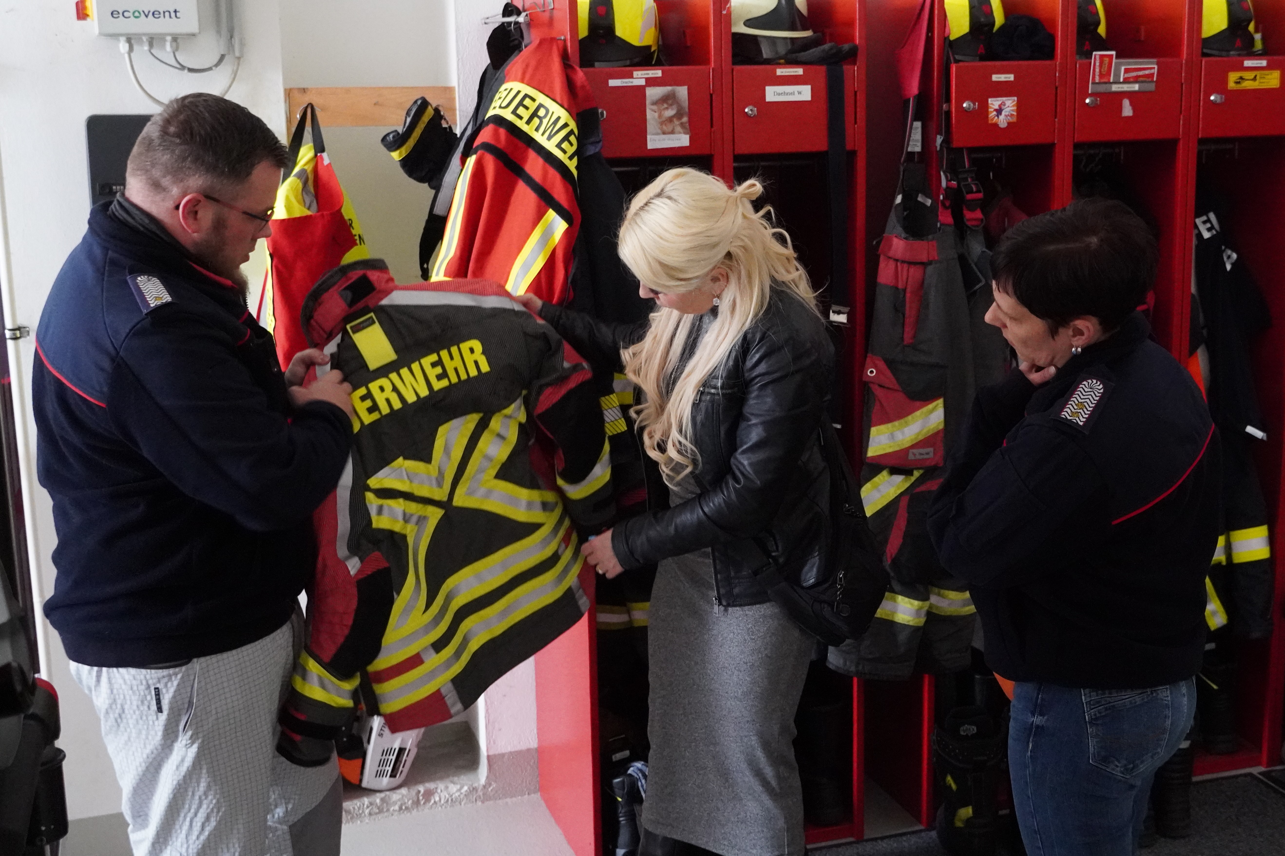 Nicole Walter-Mundt informiert sich bei der Ortswehrfhrung um Anja Klemer-Koch und Oliver Koch ber die Herausforderungen des rtlichen Brandschutzes, Foto: Christian Howe