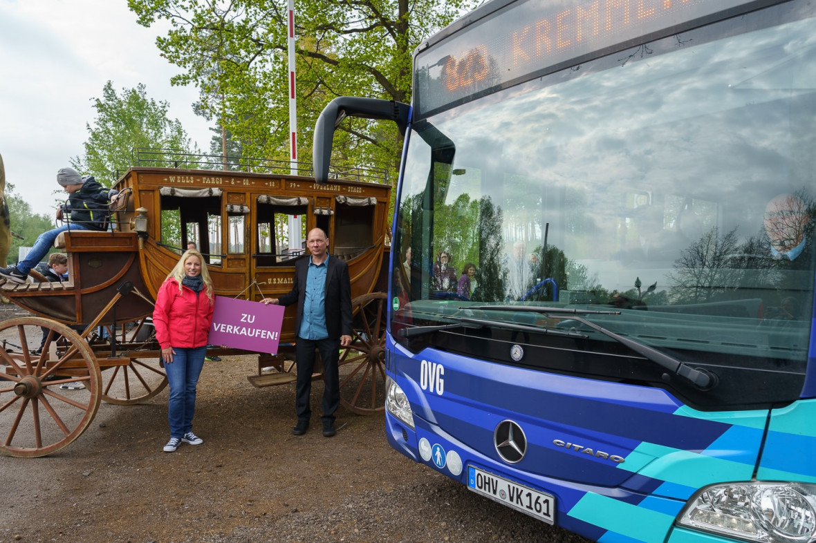 Nicole Walter-Mundt und Tierparkchef Torsten Eichholz zum Start der Turismusbuslinie 823 im Jahr 2019, Foto: Andreas Herz