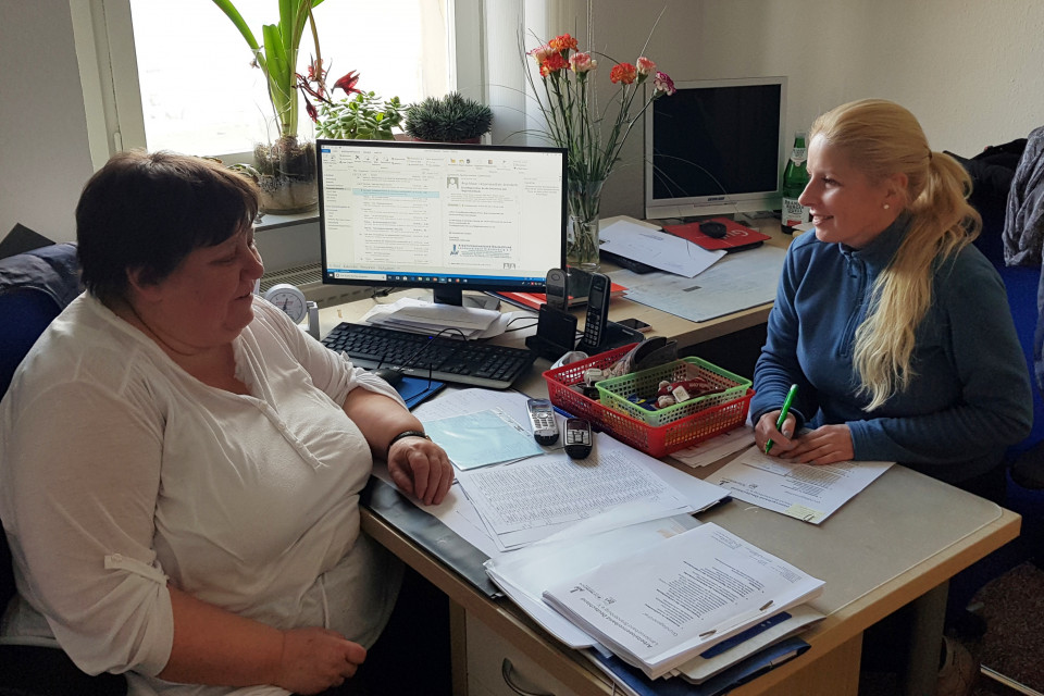 Nachgefragt: CDU-Politikerin Nicole Walter-Mundt (r.) informierte sich nach ihrer Tour am Freitag bei Viola Knerndel (l.) ber die laufende Suche nach ehrenamtlichen Helfern. Foto: CDU Oranienburg