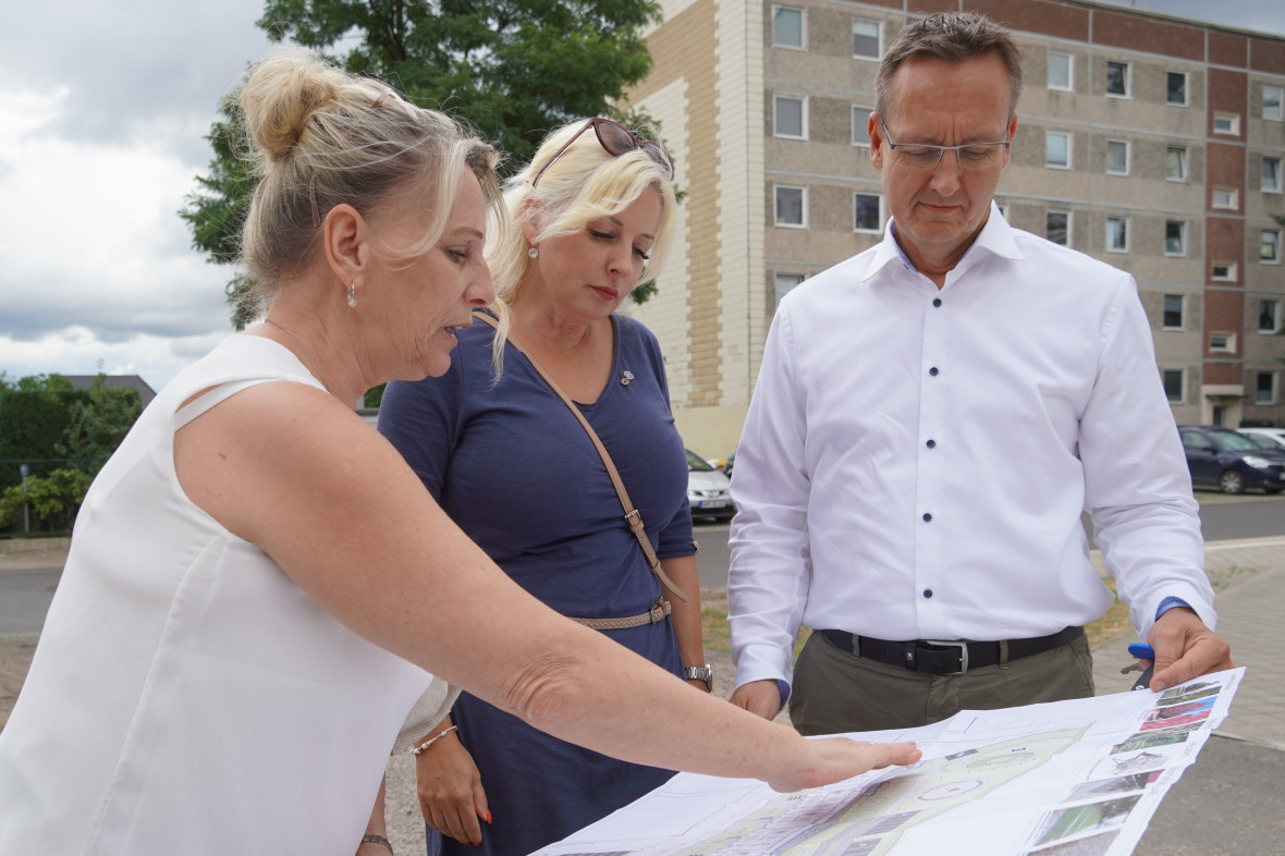 Nicole Walter-Mundt (CDU) tauscht sich mit WOBA-Geschftsfhrer Christian Urban zu den aktuellen Wohnungsbauprojekten in Oranienburg aus, Foto: Christian Howe 