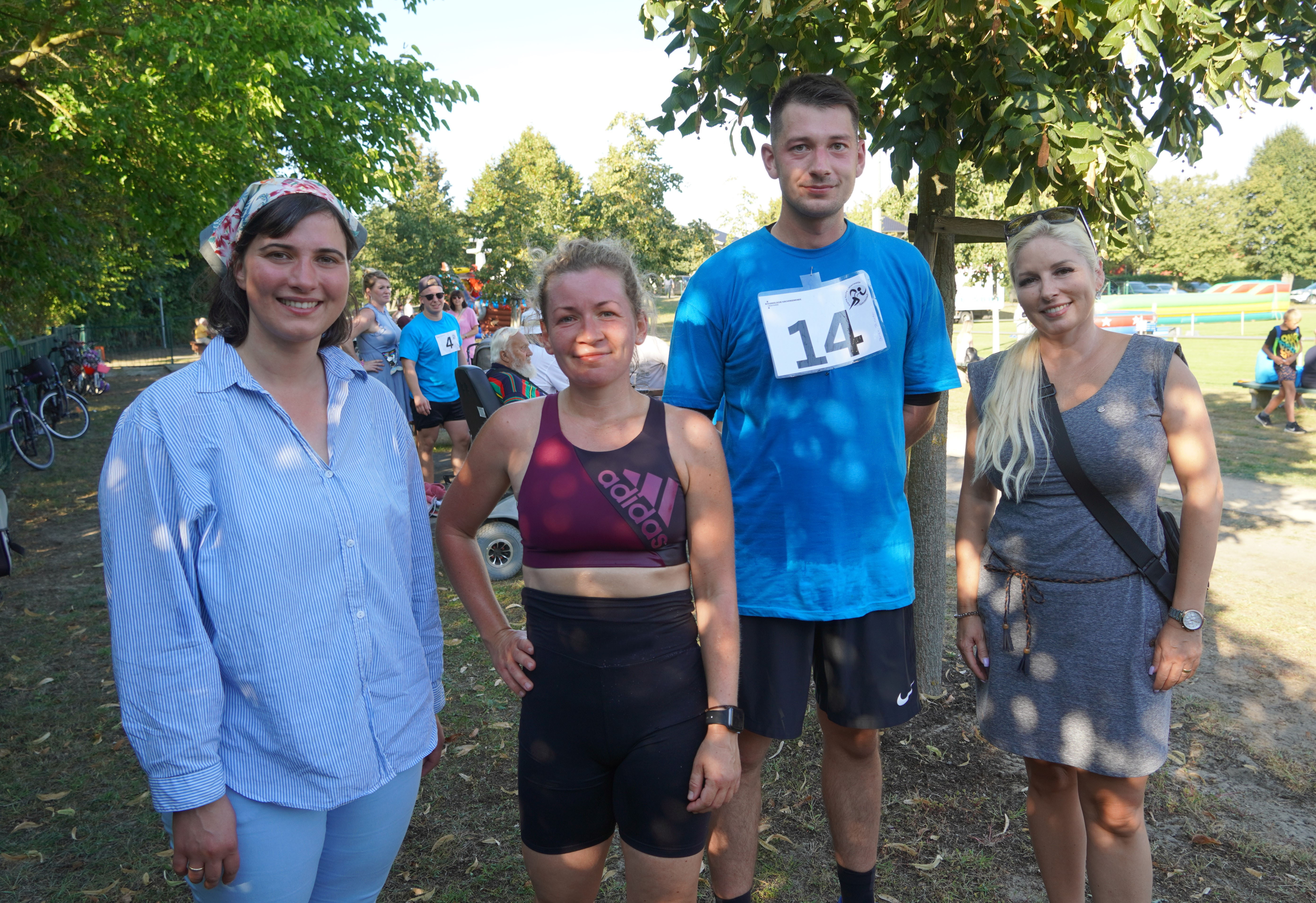 Pfarrerin Elisabeth Collatz (l.) und Nicole Walter-Mundt (r.), hier mit Dorian Pritschow und Jessica Unterwalder, die im Rahmen der Aktion jeweils 10,4 Kilometer (8 Runden) um den Mhlensee liefen, Foto: Christian Howe 