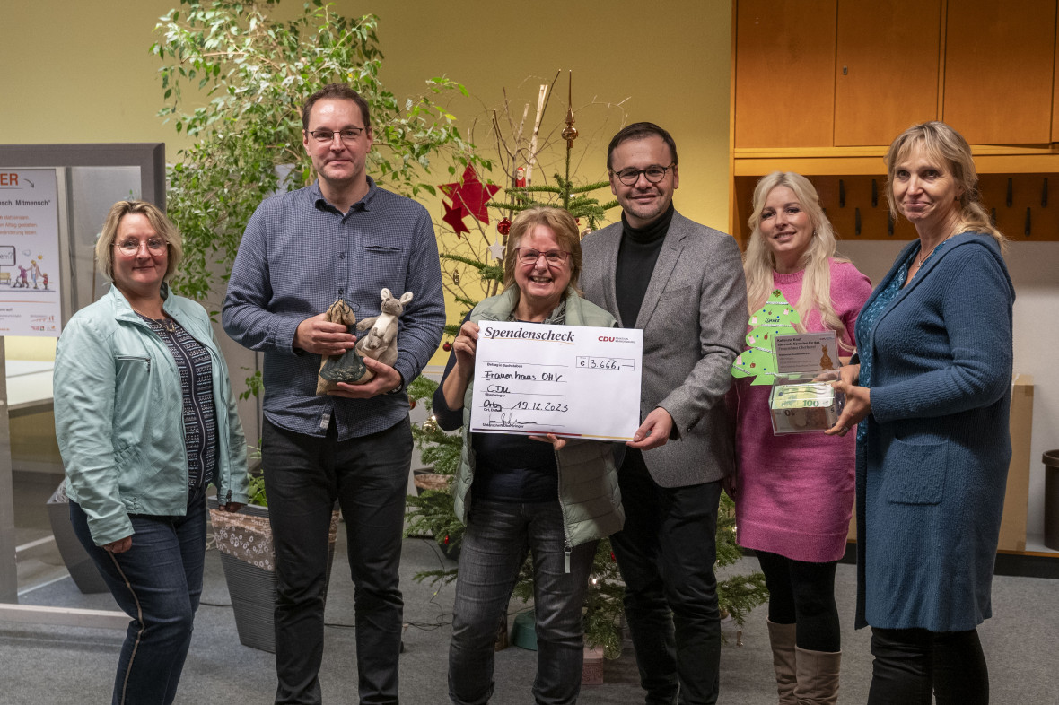 Dr. Jan Redmann und Nicole Walter-Mundt berreichen einen symbolischen Spendencheck ber 3.666 Euro an das Team des Frauenhaus Oberhavel und dem Mrkischen Sozialverein, Foto: Andro Heinz