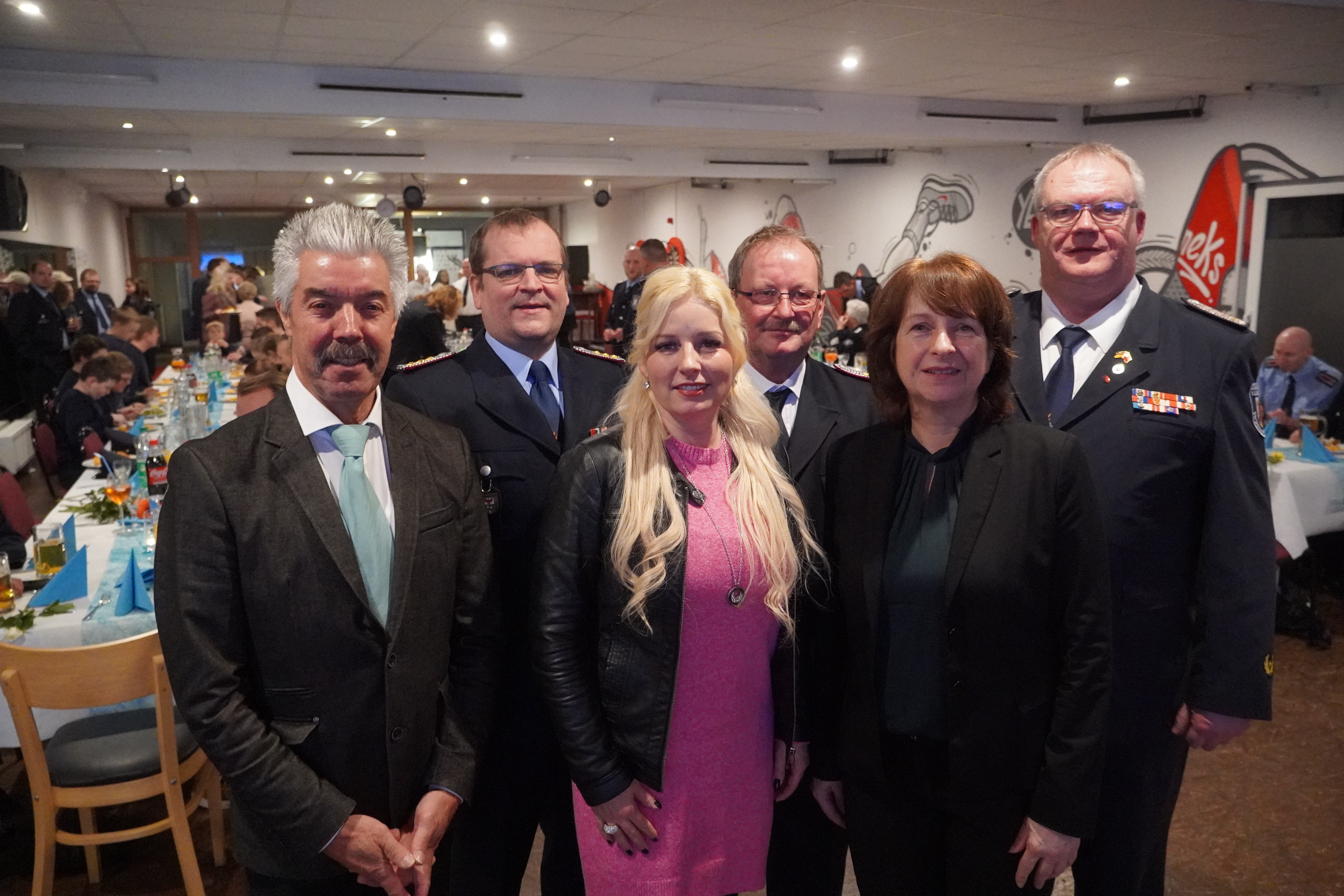 V.l.n.r.: Gerhard Tewes (Stadtprsident), Cornel Gratz (Ortswehrfhrer Germendorf), Nicole Walter-Mundt (CDU-Landtagsabgeordnete), Uwe Schiebel (Gemeindewehrfhrer), Bianca Schwibbe (Brgermeisterin), Marko Stange (Kreisbrandmeister), Foto: Christian Howe