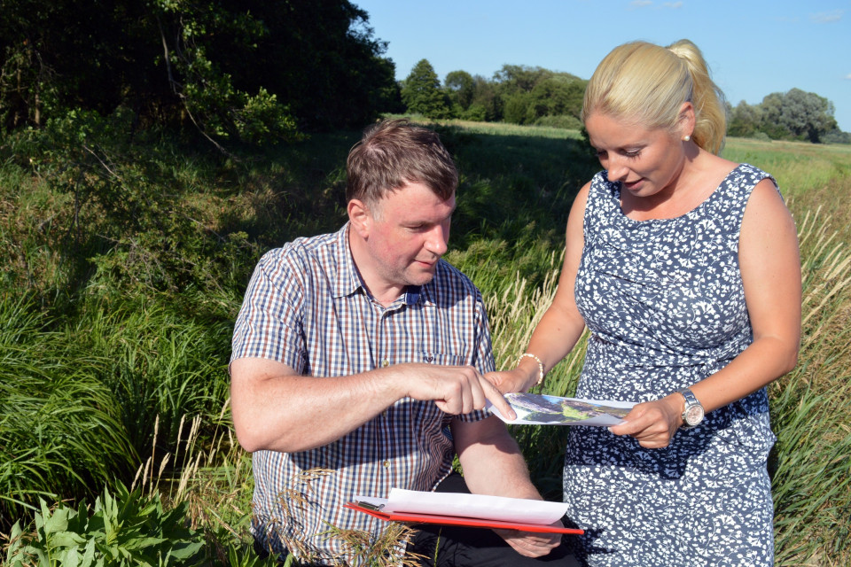 Leegebruch tritt auf der Stelle: Frank Zachau (CDU)  zeigt der Landtagskandidatin Nicole Walter Mundt (CDU) den zugewucherten Entwsserungsgraben auerhalb der Gemarkung der Gemeinde. Foto: Christian Howe