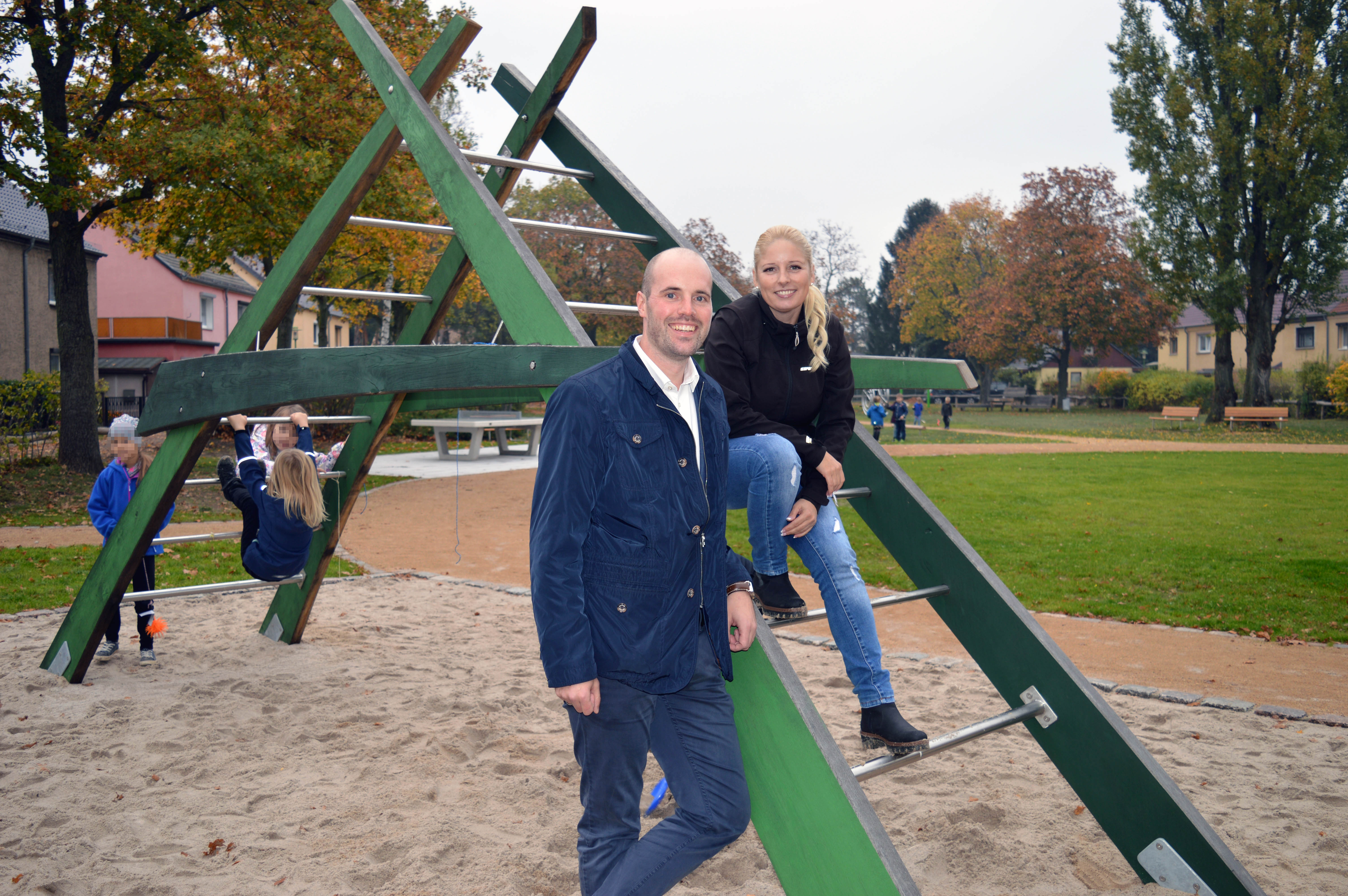 Der neue Spielplatz auf der Angerwiese: Finanzdezernent Christoph Schmidt-Jansa (CDU) und Nicole Walter-Mundt, Vorsitzende der CDU Oranienburg, machten es mglich, Foto: Howe/Gnther