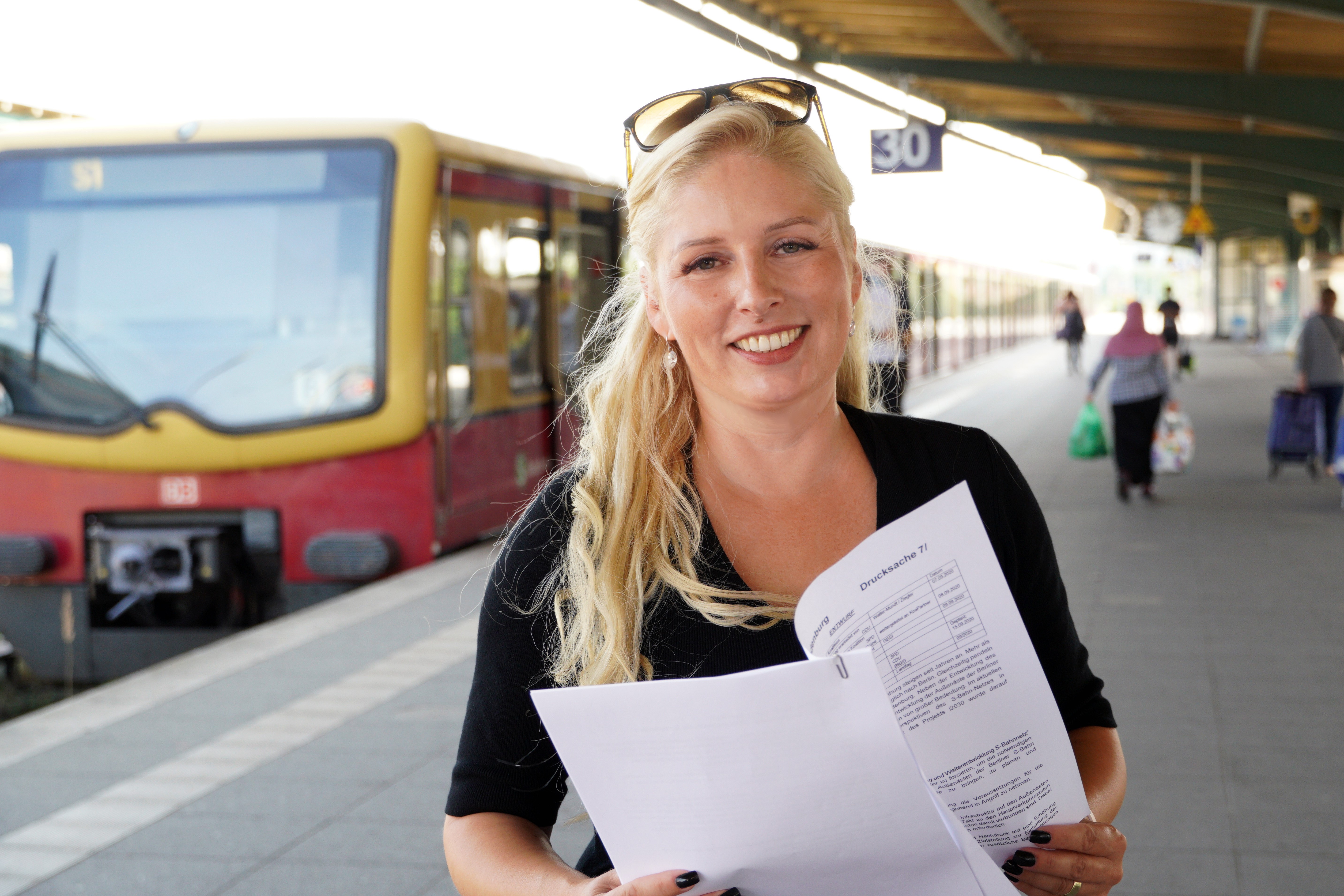 Die CDU-Landtagsabgeordnete Nicole Walter-Mundt mchte prfen lassen, ob bereits mit den vorhandenen baulichen und betrieblichen Voraussetzungen ein besserer S-Bahn-Takt in die Umlandgemeinden ermglicht werden kann, Foto: Christian Howe