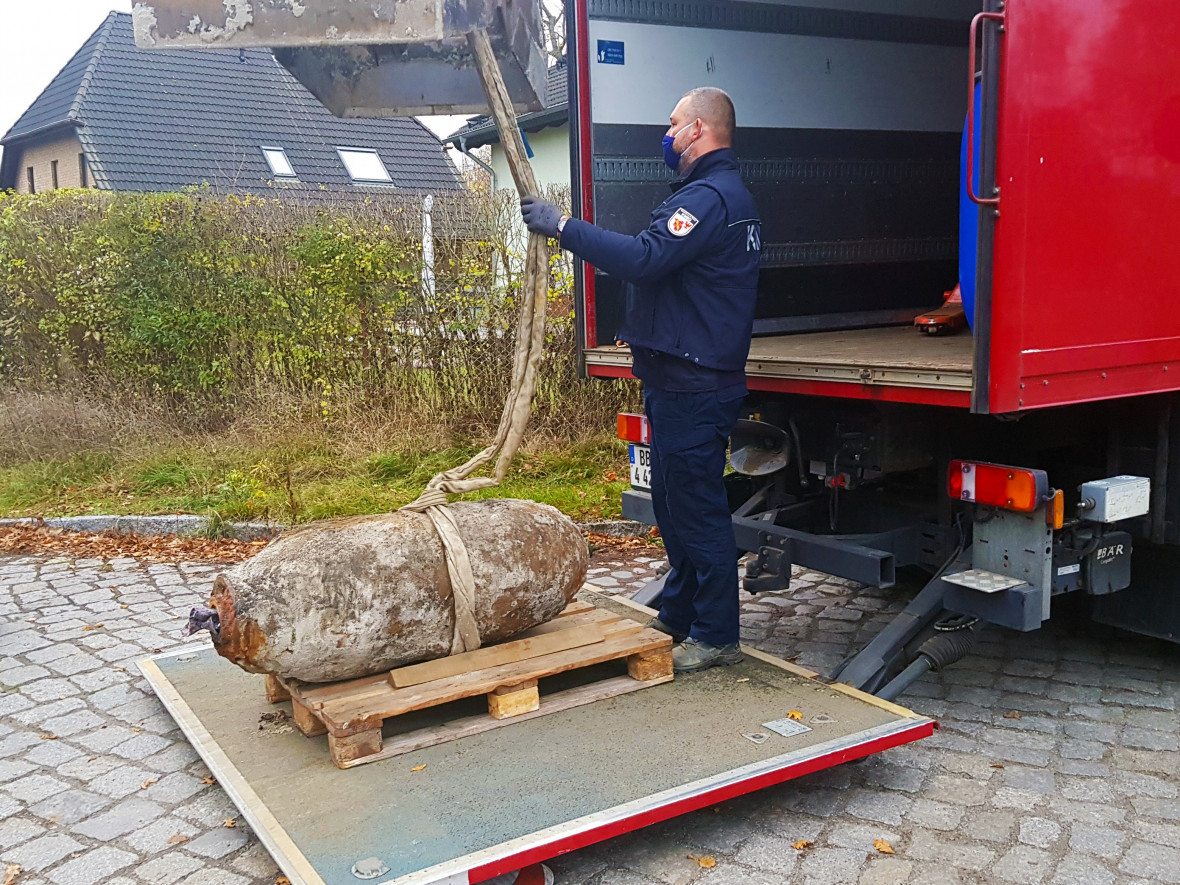 Verladung einer entschrften 500 Kilogramm Bombe mit chemischem Langzeitznder am Inelweg im Oranienburger Ortsteil Lehnitz, Foto: Knut Hagedorn/MAZ