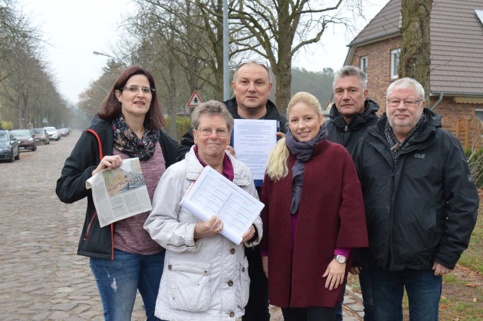 Fordern die Abschaffung der Straenausbaubeitrge: v.l.n.r. Melanie Hemmerling-Spter, Christine Dietrich, Thilo Spter, Nicole Walter-Mundt, Michael Schildener, Werner Mundt, Foto: Christian Howe