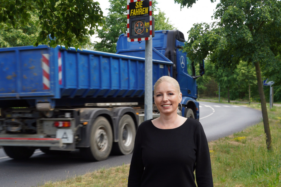 Nicole Walter-Mundt (CDU) wirbt zum Tag der Verkehrssicherheit fr den verstrkten Einsatz von Dialog-Displays und Abbiegeassistenten. Foto: Christian Howe